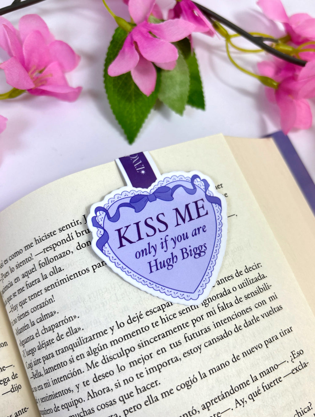 Marcapáginas magnético “Kiss me if you are Hugh Biggs”
