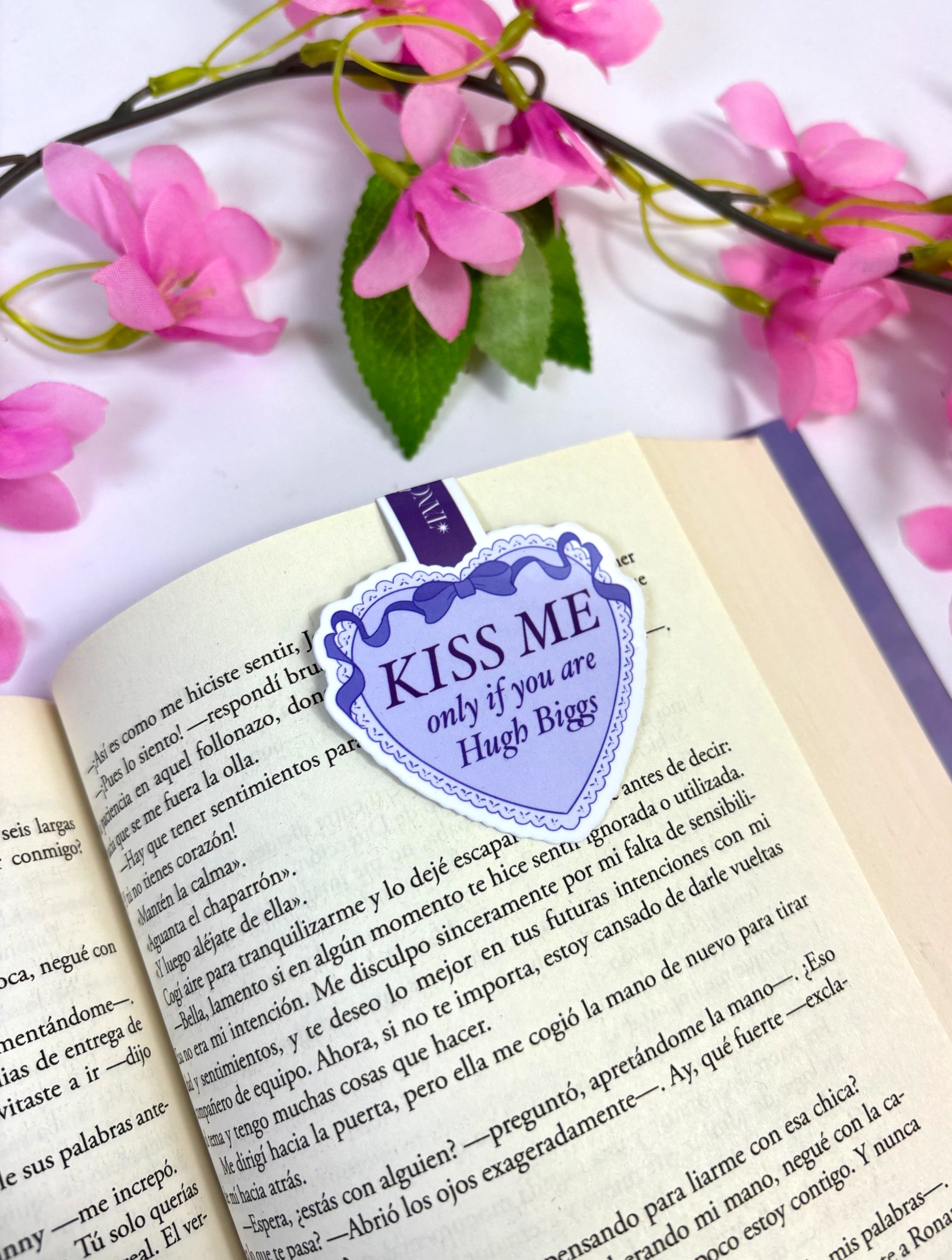 Marcapáginas magnético “Kiss me if you are Hugh Biggs”