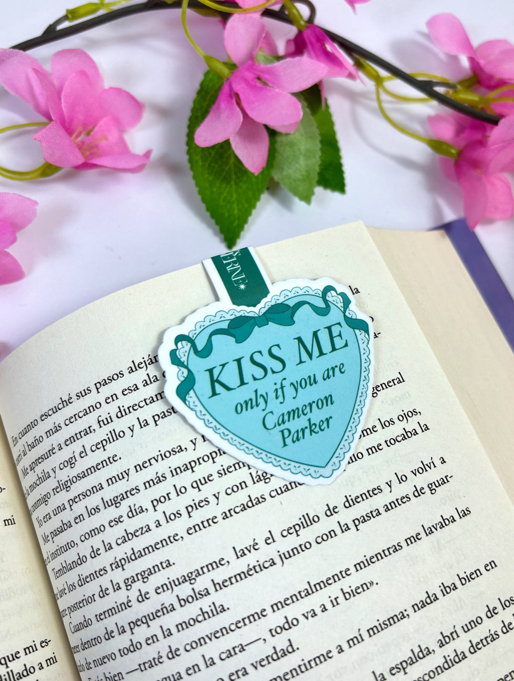 Marcapáginas magnético “Kiss me if you are Cameron Parker”