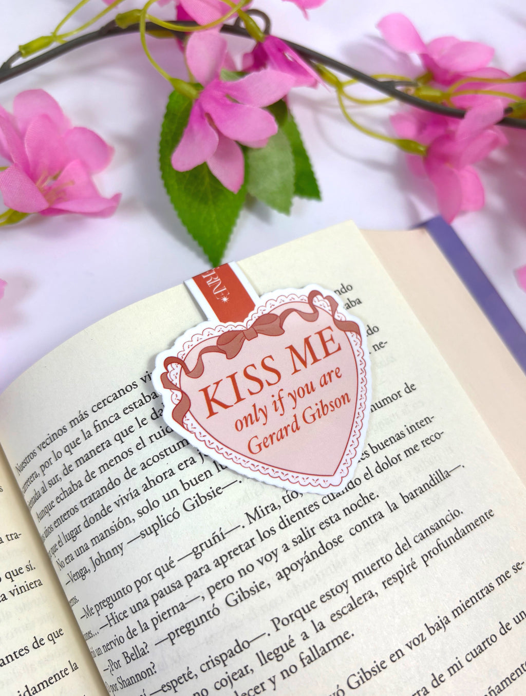 Marcapáginas magnético “Kiss me if you are Gerard Gibson”