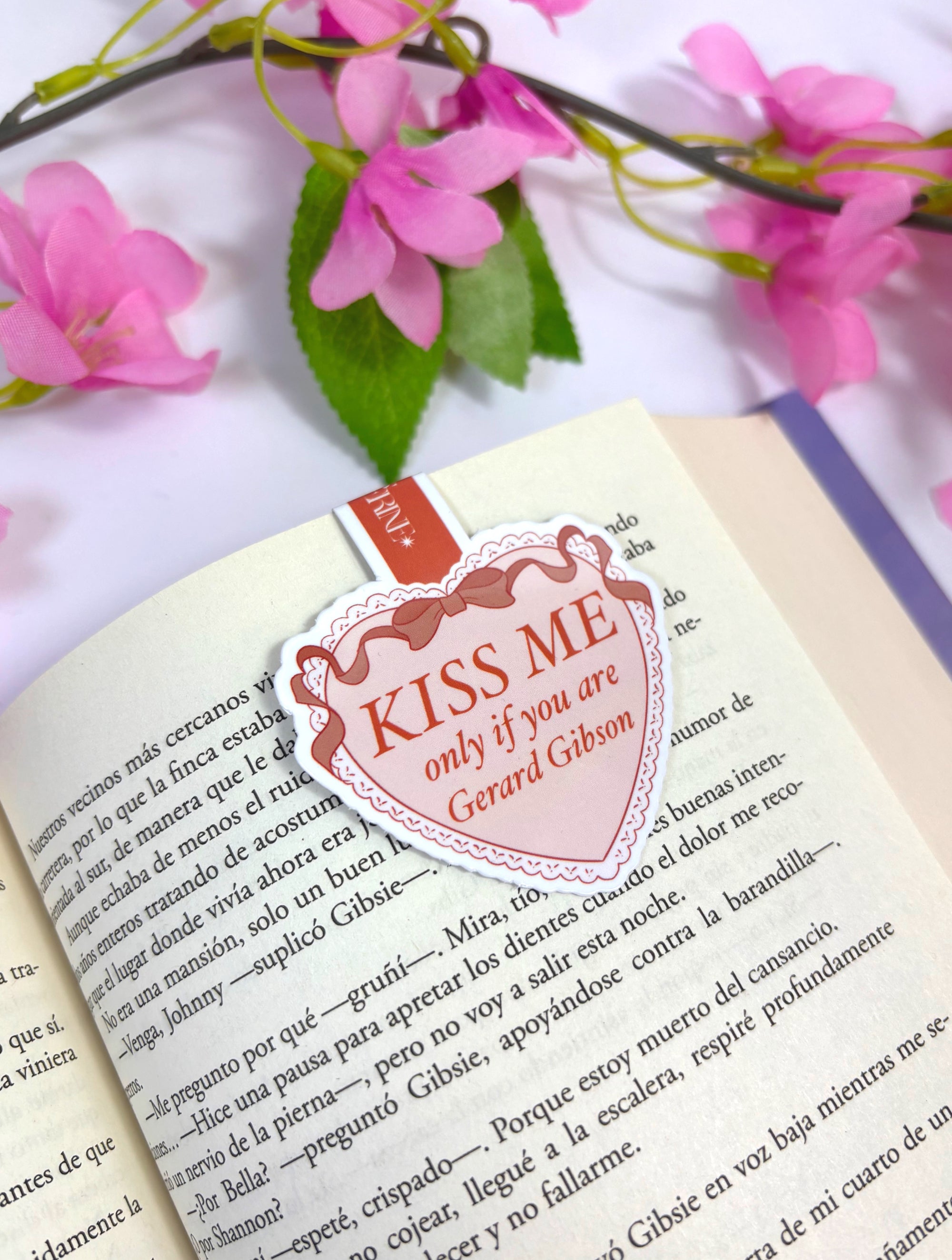 Marcapáginas magnético “Kiss me if you are Gerard Gibson”