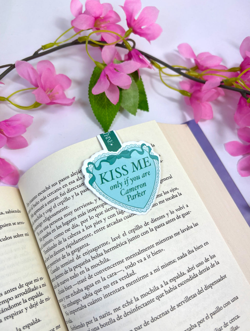 Marcapáginas magnético “Kiss me if you are Cameron Parker”